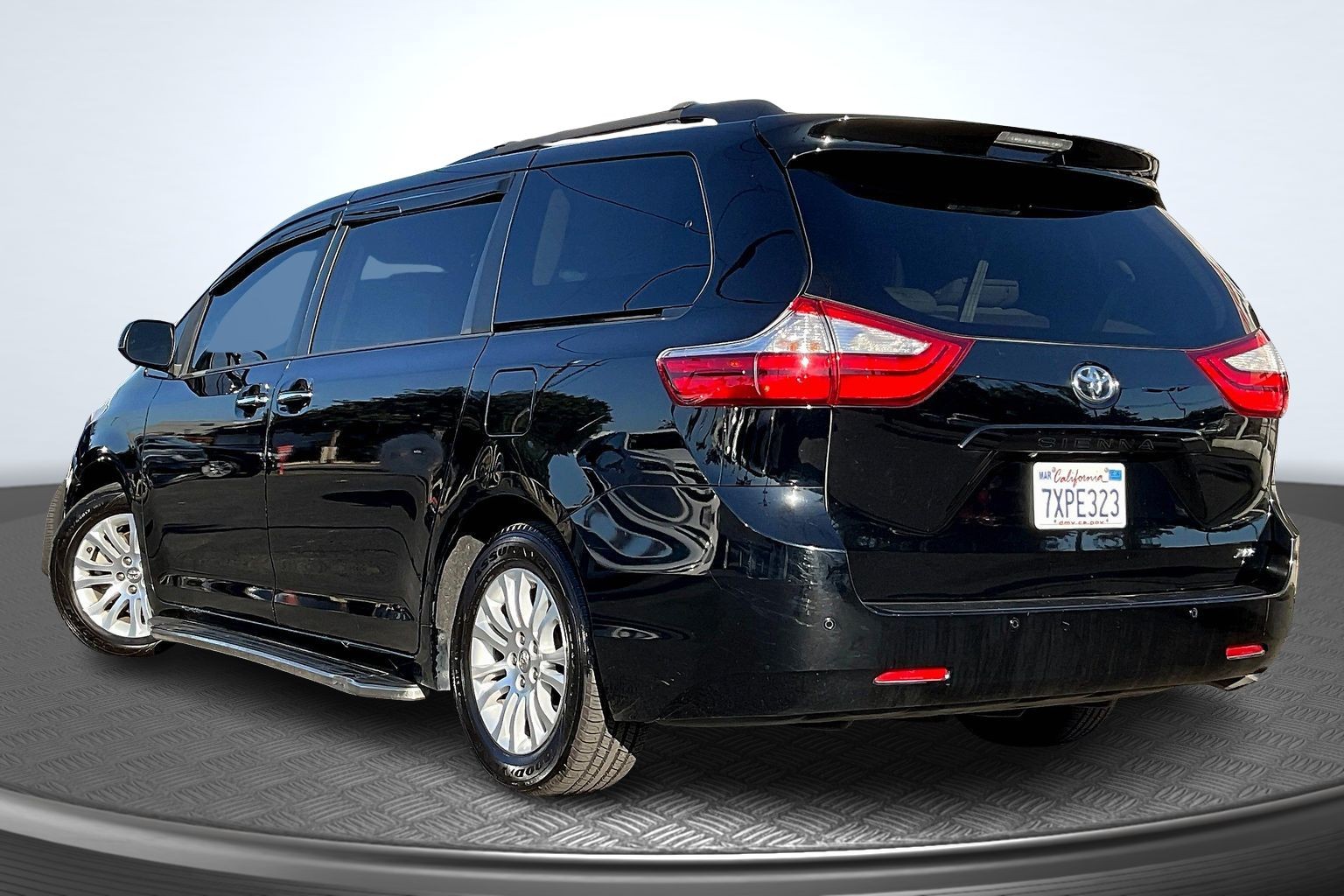 Used 2017 Toyota Sienna XLE in Hawthorne